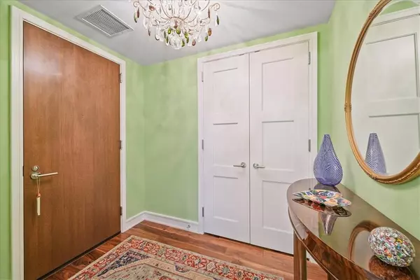 White Plains, NY 10601,5 Renaissance SQ #28G