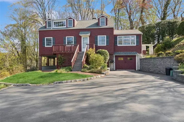 15 Wainscott LN, East Setauket, NY 11733