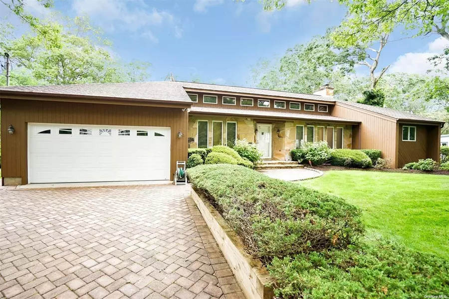3 Harbor RD, Hampton Bays, NY 11946