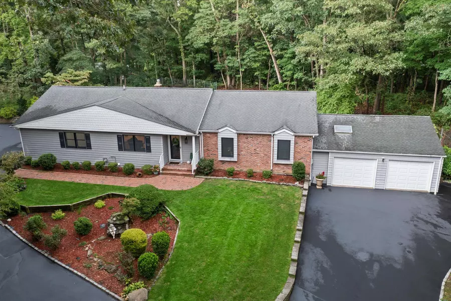 79 Brookhill LN, Huntington, NY 11743