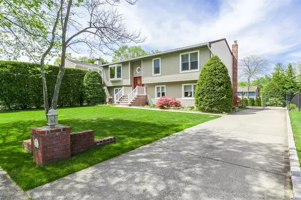 Smithtown, NY 11787,25 Dale LN