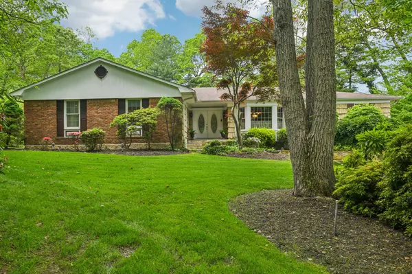 28 Stepping Stone CRES, Dix Hills, NY 11746