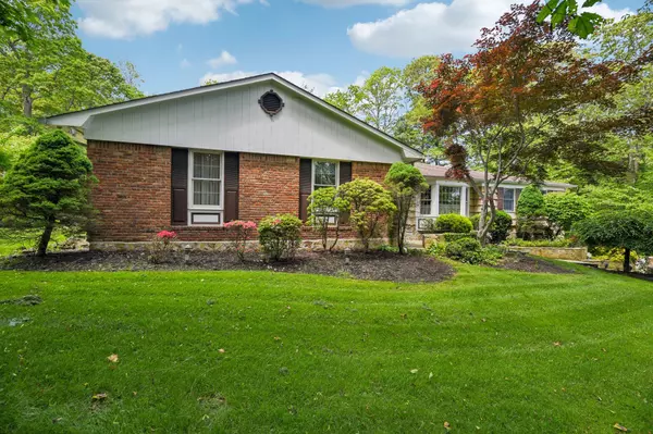 Dix Hills, NY 11746,28 Stepping Stone CRES