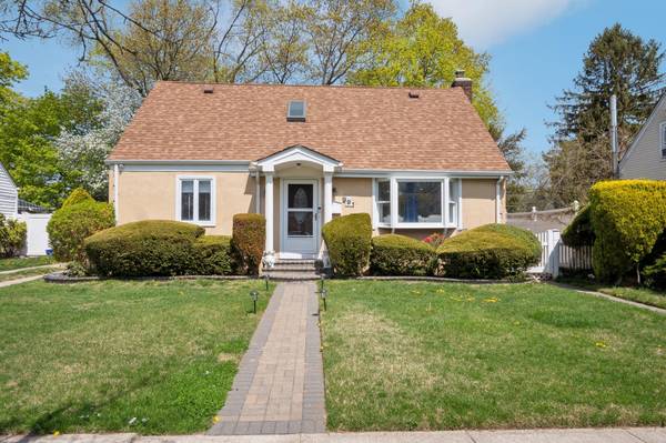 991 Henhawk RD, North Baldwin, NY 11510