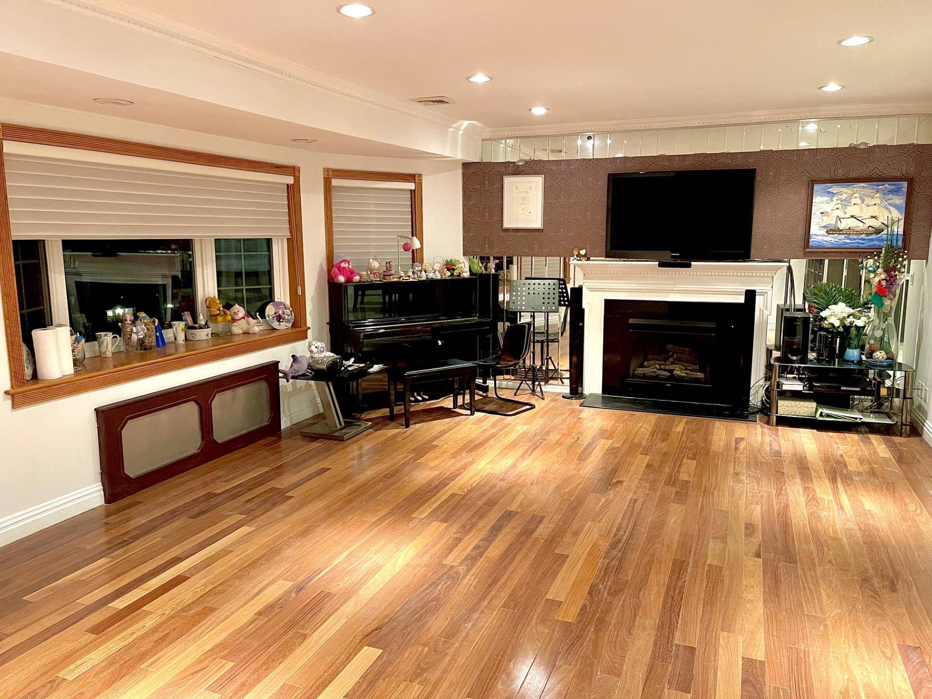 Roslyn Heights, NY 11577,39 Oakdale RD