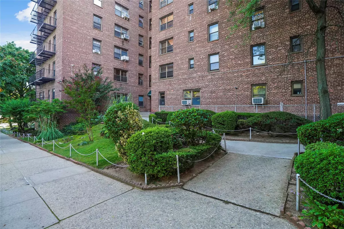 Maspeth, NY 11378,52-15 65 PL #2A