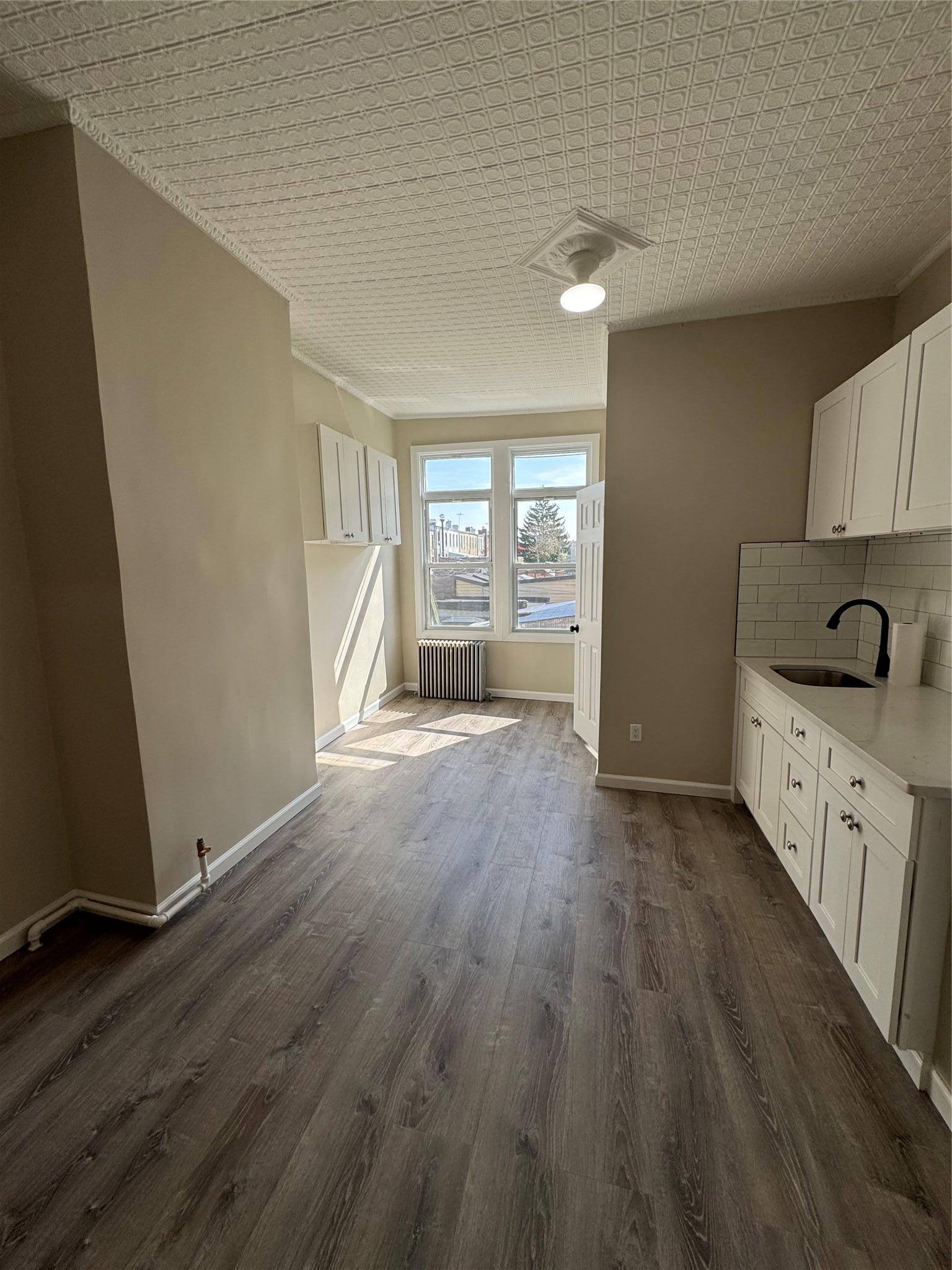 Ridgewood, NY 11385,72-15 62nd ST #2L