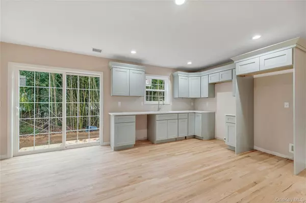 Shirley, NY 11967,305 COMMACK RD