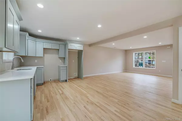 Shirley, NY 11967,305 COMMACK RD