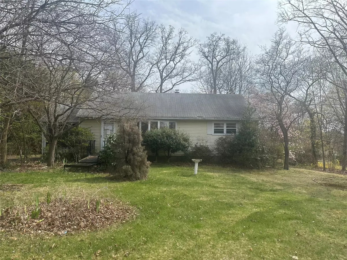 West Nyack, NY 10994,11 Clover DR