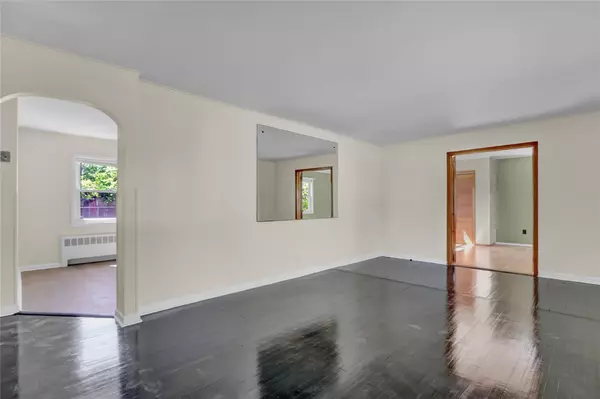 Bay Shore, NY 11706,1358 Manor LN