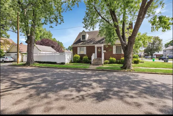 New Hyde Park, NY 11040,556 N 12 ST