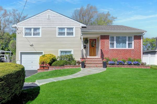 83 Gerhard RD, Plainview, NY 11803