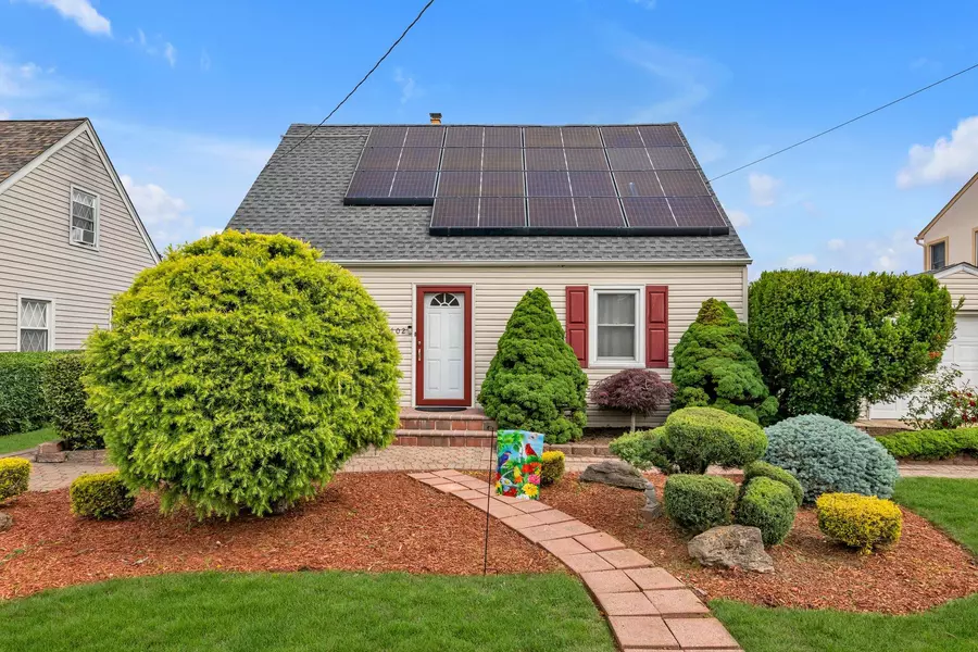 102 Spruce LN, Valley Stream, NY 11581