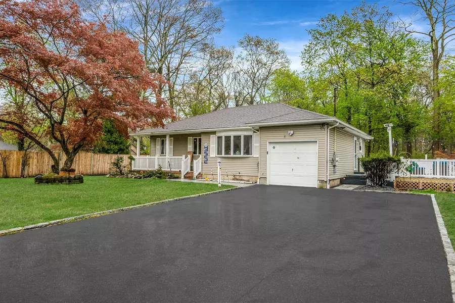 8 Landsberger ST, Yaphank, NY 11980