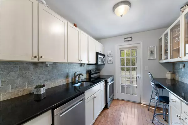 Bronxville, NY 10708,51 Cross ST #1 CD