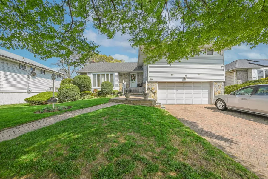 39 Primrose LN, Roosevelt, NY 11575