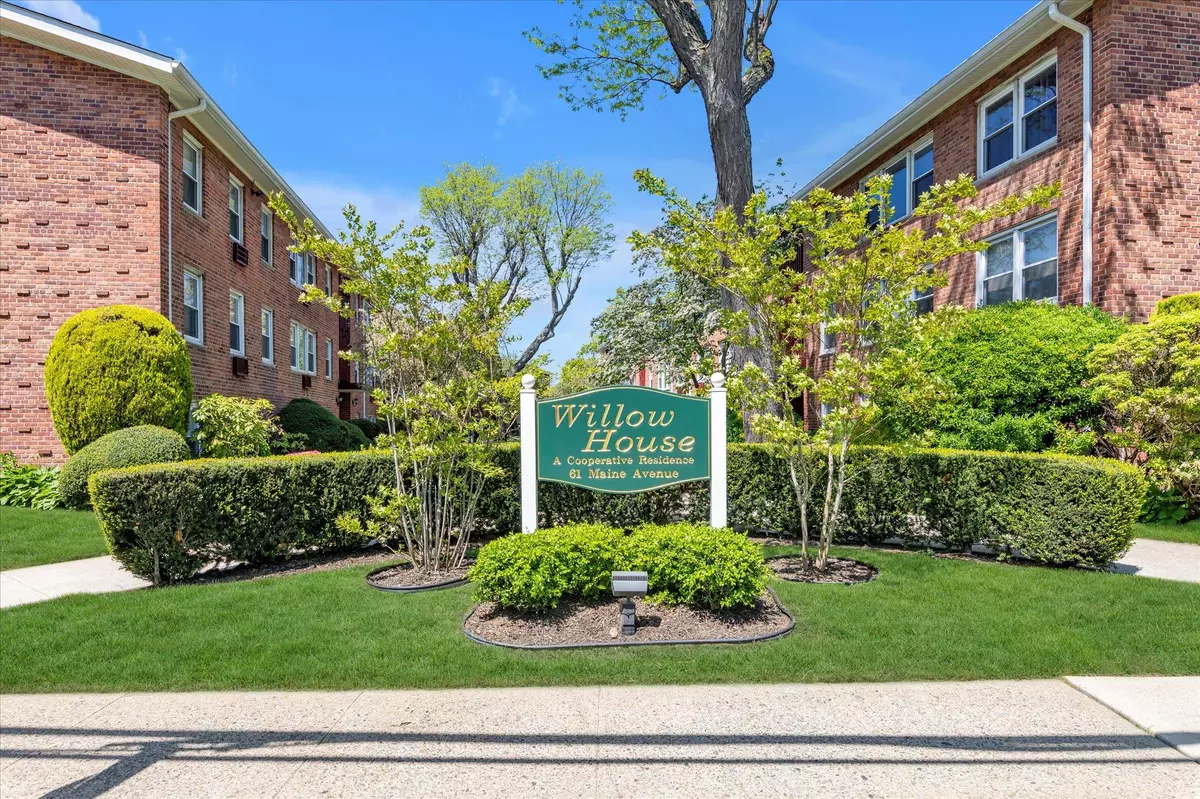 Rockville Centre, NY 11570,61 Maine AVE #A14