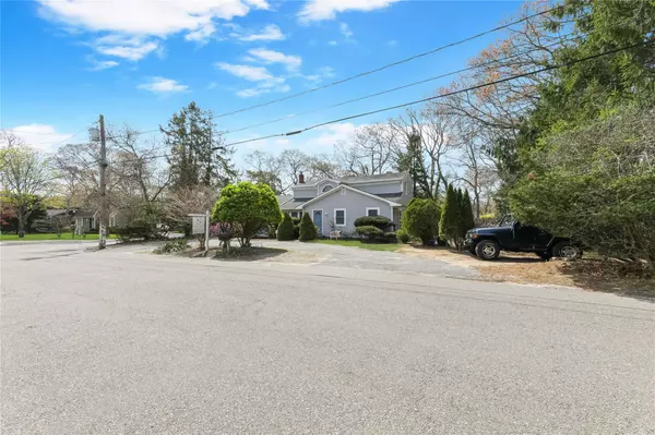 Hampton Bays, NY 11946,60 School ST