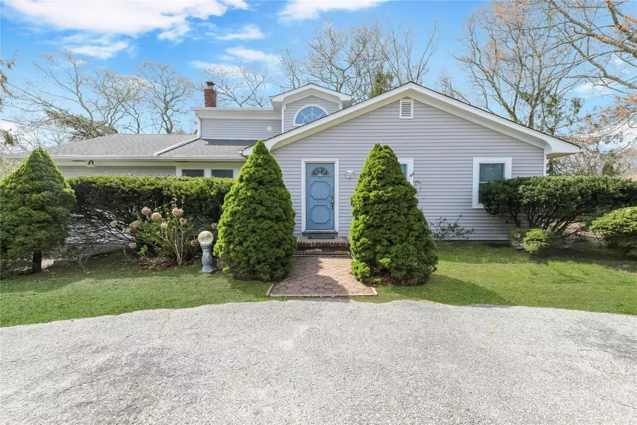 60 School ST, Hampton Bays, NY 11946