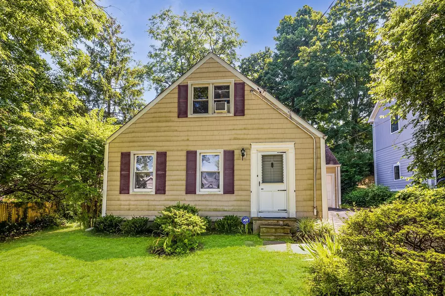 11 Hillside PL, Rye, NY 10580