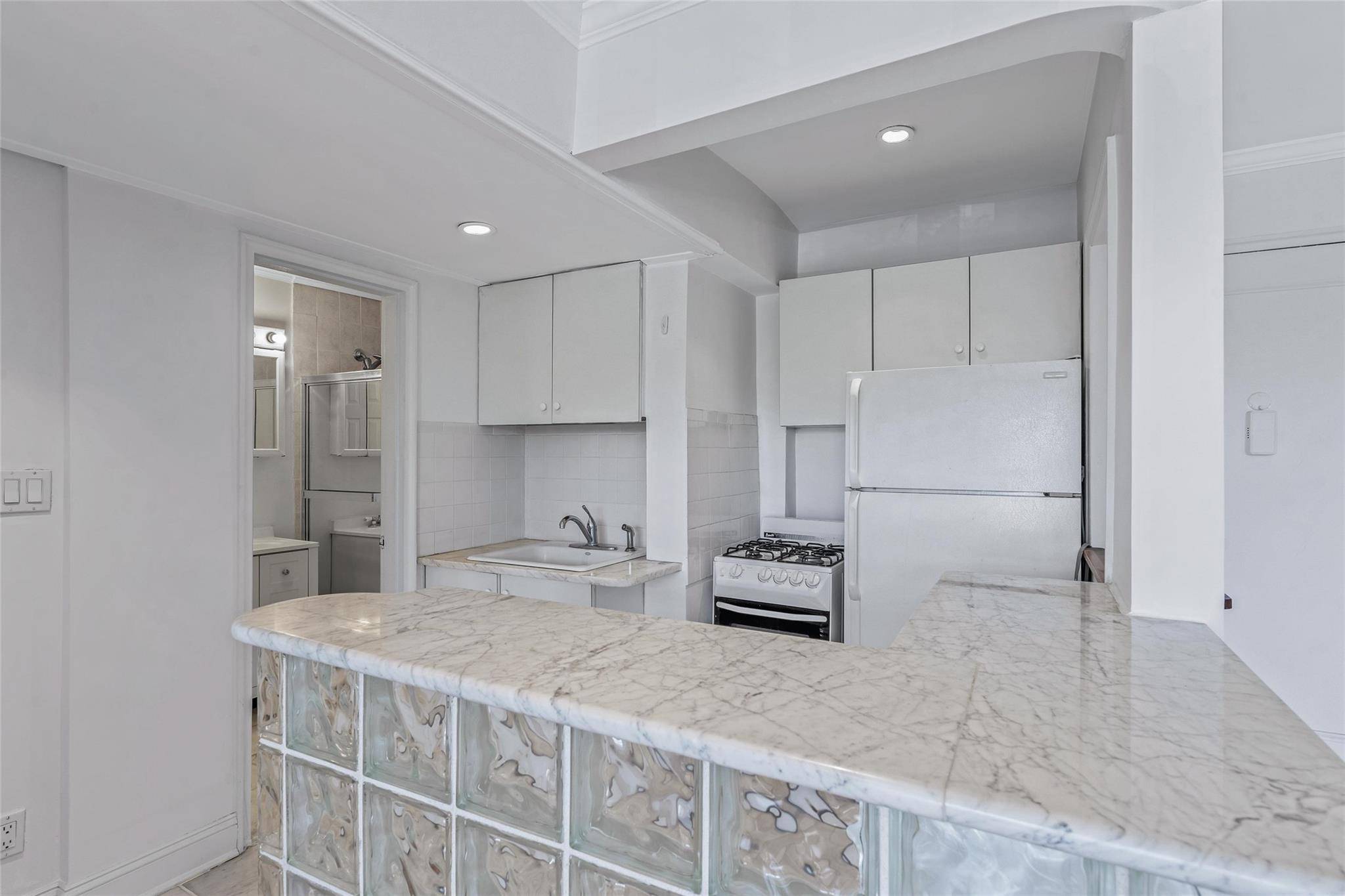 Great Neck, NY 11021,15 Canterbury RD #C23