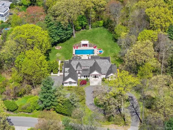 10 Evans DR, Brookville, NY 11545