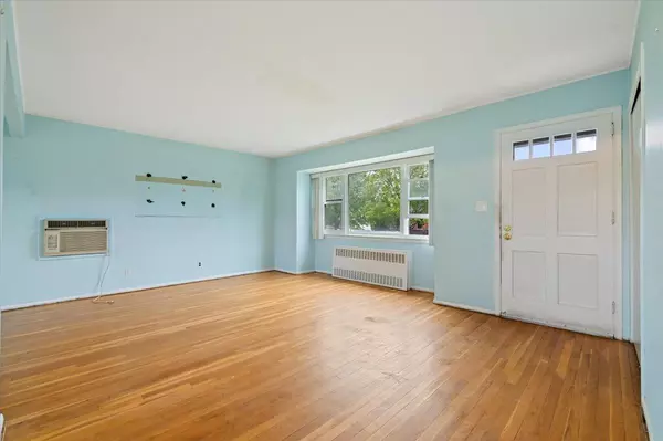 Plainview, NY 11803,16 Bradley ST
