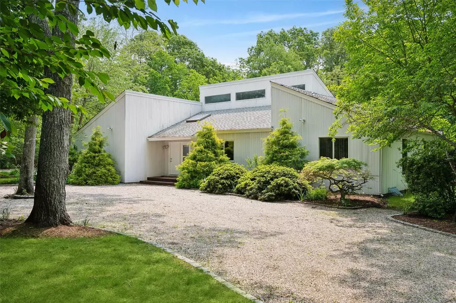 8 Midhampton CT, Quogue, NY 11959