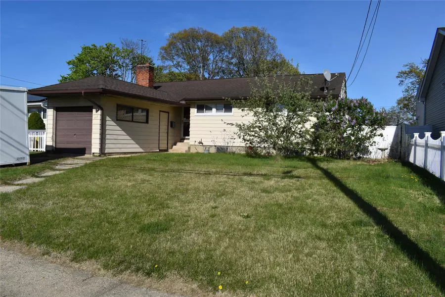 205 1st AVE, Massapequa Park, NY 11762