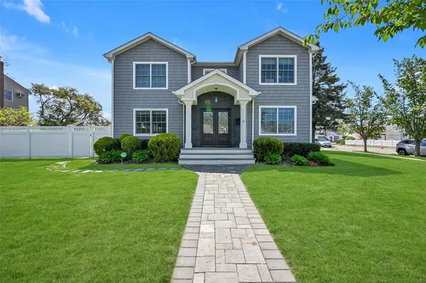 11 Knickerbocker RD, Plainview, NY 11803