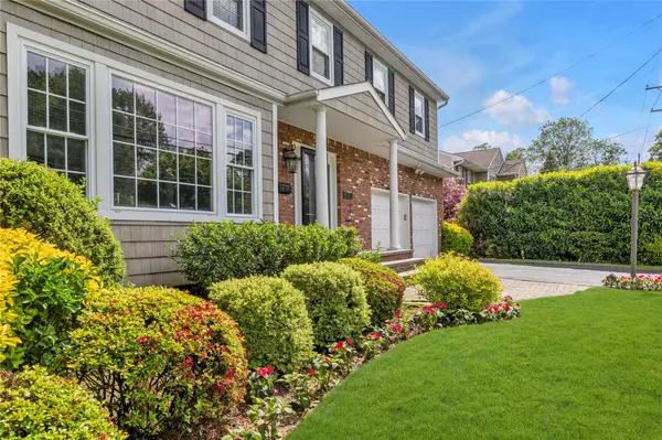 Glen Head, NY 11545,21 Chestnut AVE