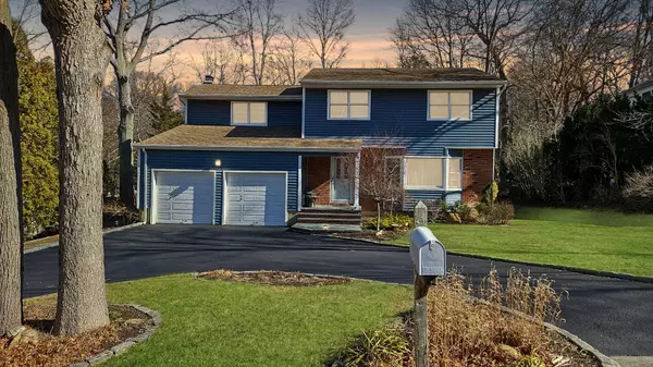 40 Winthrop DR, Woodbury, NY 11797