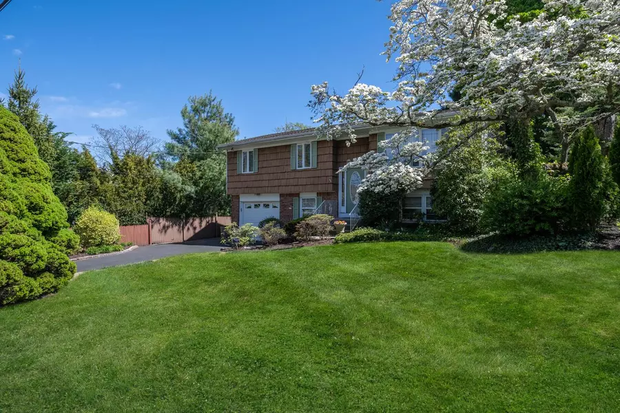 26 Michael F ST, Locust Valley, NY 11560