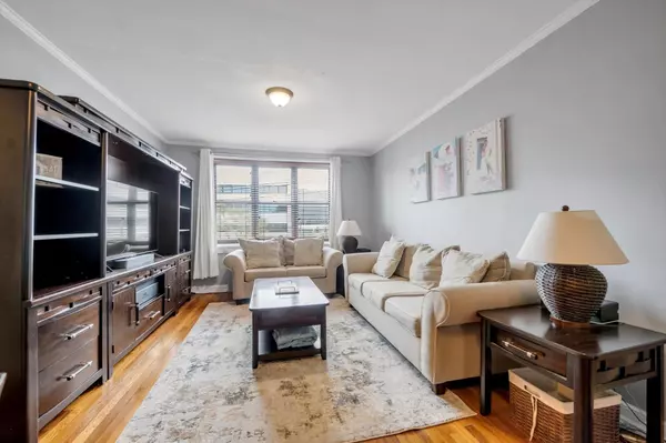 Great Neck, NY 11021,1 Town House Place #Apt 2E