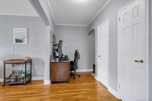 Great Neck, NY 11021,1 Town House Place #Apt 2E