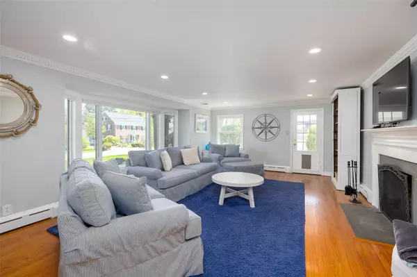 Huntington, NY 11743,51 Dumbarton DR