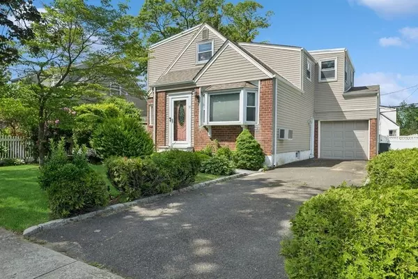 37 Remson ST, Valley Stream, NY 11580