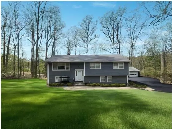 8 Dawn LN, Airmont, NY 10901