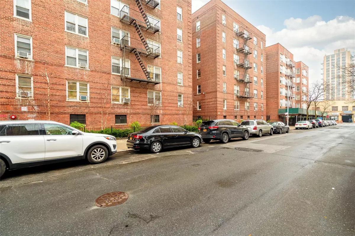 Bronx, NY 10462,2080 Barnes AVE #4A