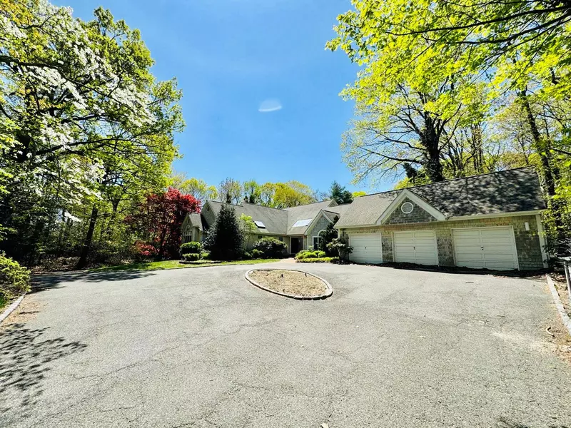 66 Cliff RD, Port Jefferson, NY 11777