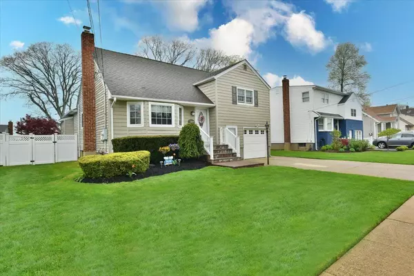 Massapequa Park, NY 11762,342 Park LN