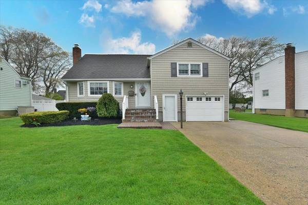 Massapequa Park, NY 11762,342 Park LN