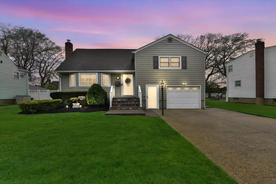 342 Park LN, Massapequa Park, NY 11762