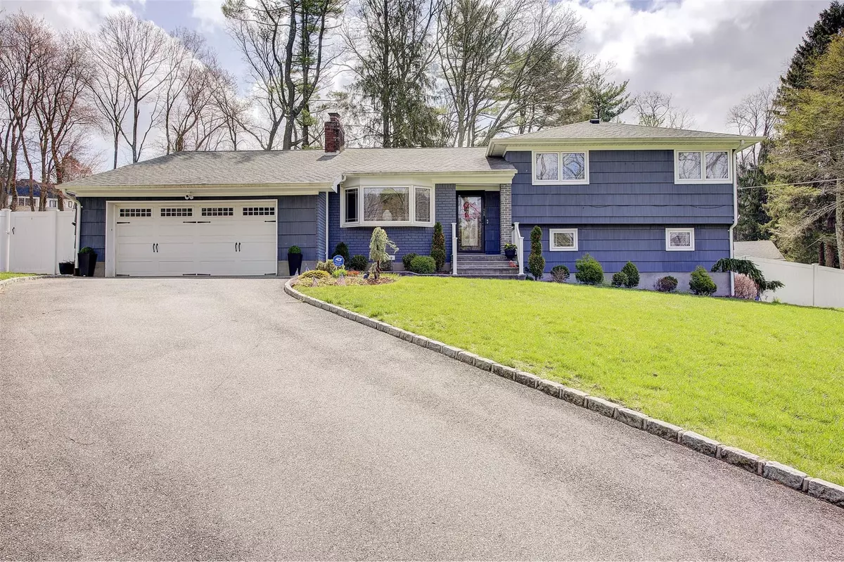 Dix Hills, NY 11746,460 Wolf Hill RD