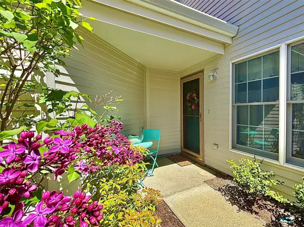 Rhinebeck, NY 12572,146 Sandalwood LN