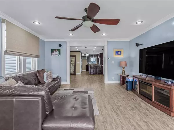 Glendale, NY 11385,7846 64th PL