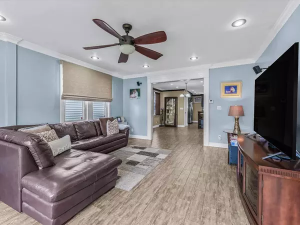 Glendale, NY 11385,7846 64th PL