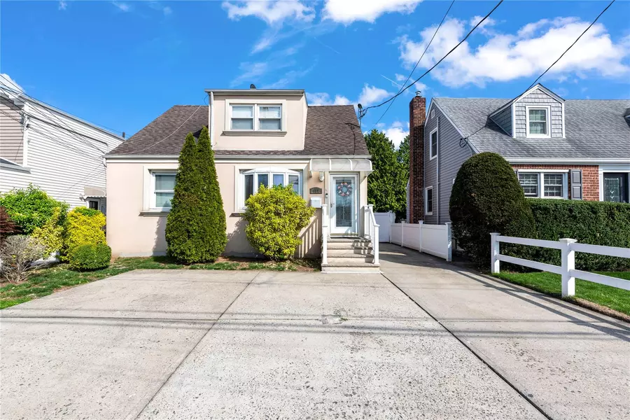 487 Emerson PL, Valley Stream, NY 11580