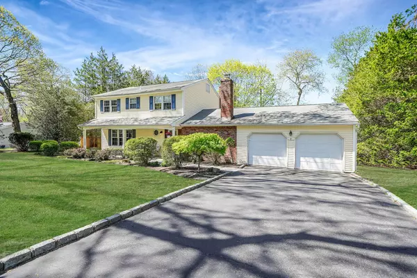 10 Jomar RD, Shoreham, NY 11786